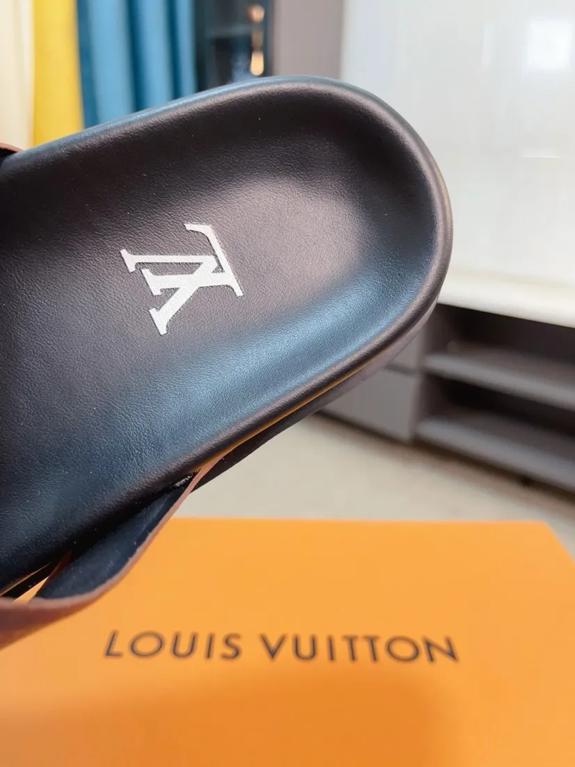 Men's shoes💰300🌹🌹【LV】Multi-color new men's slippers, original top-quality version, original special cowhide with pebbled embossing➕sheepskin on the inner and side, non-slip combination sole, more stable walking, more comfortable and lightweight, high-end and generous, size: 38~44